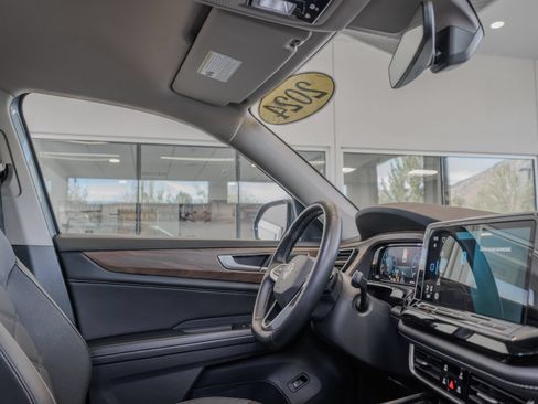 Used 2024 Volkswagen Atlas SE AWD/4WD image 18