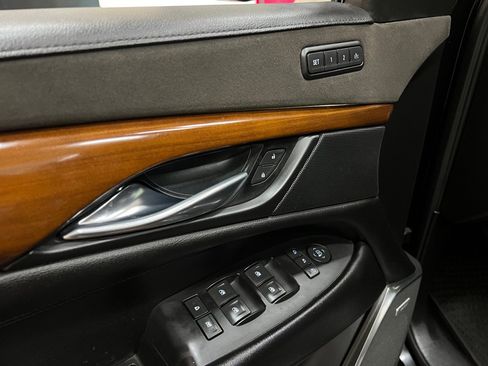 Used 2018 Cadillac Escalade ESV Luxury image 21