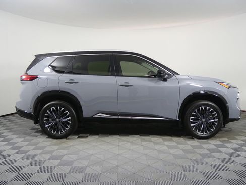 Used 2025 Nissan Rogue Platinum w/ Tech Package FWD image 2