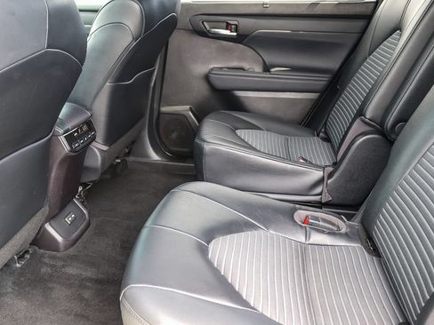 Used 2022 Toyota Highlander XSE FWD image 17
