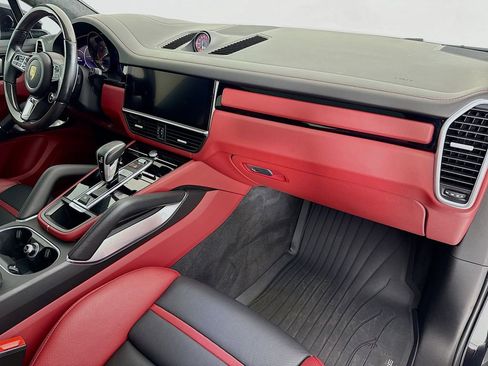 Certified 2021 Porsche Cayenne Turbo S AWD/4WD image 31