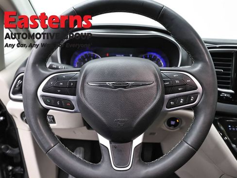 Used 2023 Chrysler Pacifica Touring-L FWD image 10