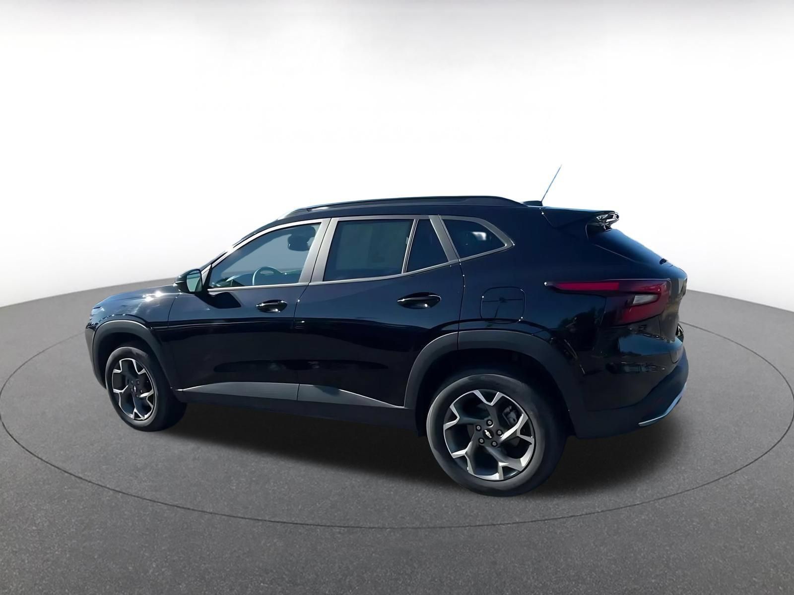 Used 2025 Chevrolet Trax LT FWD image 9