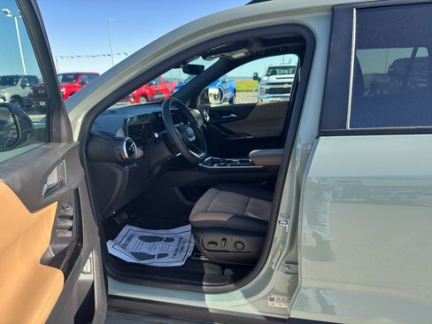 Used 2025 Chevrolet Equinox ACTIV w/ Safety and Technology Package image 10