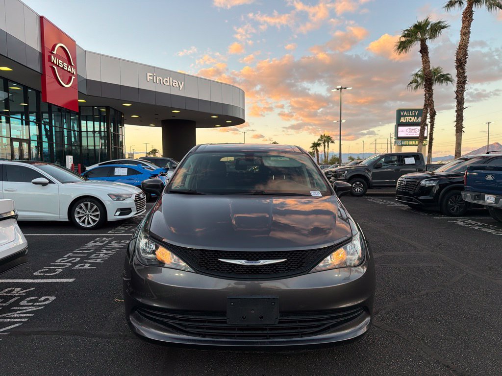 Used 2018 Chrysler Pacifica L FWD image 2