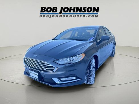 Used 2017 Ford Fusion SE w/ Equipment Group 201A image 3