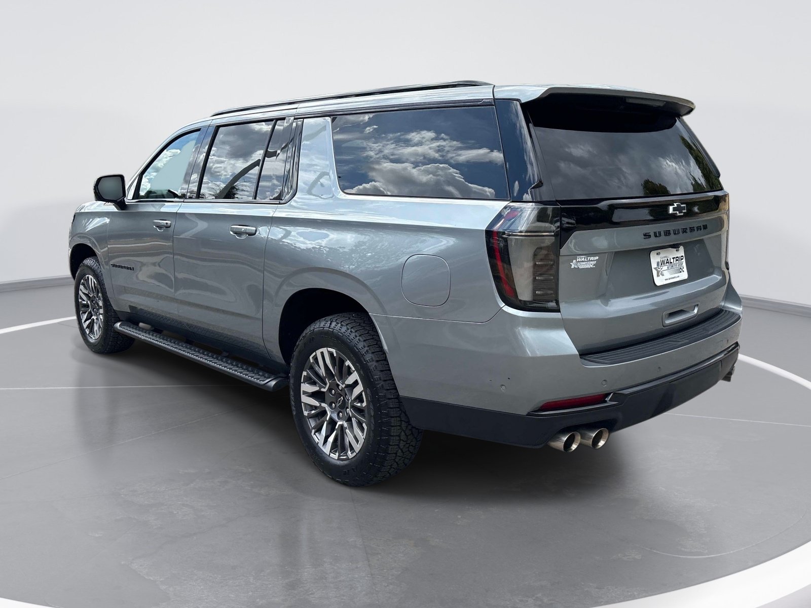 Used 2025 Chevrolet Suburban Z71 w/ Comfort Package AWD/4WD image 6