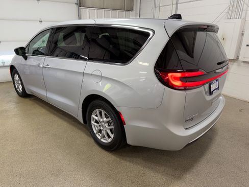 Used 2024 Chrysler Pacifica Touring-L FWD image 7