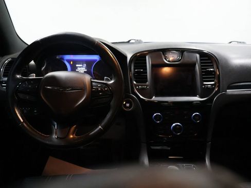 Used 2019 Chrysler 300 S image 18