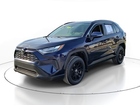 Used 2022 Toyota RAV4 XLE image 2