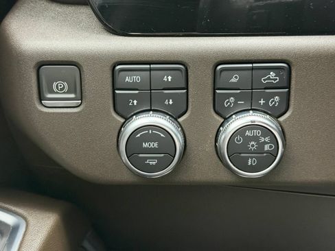 Used 2022 GMC Sierra 1500 SLT w/ SLT Premium Package AWD/4WD image 12