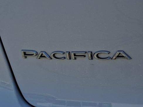 Used 2023 Chrysler Pacifica Touring-L FWD image 33