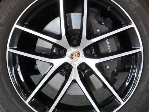 Certified 2024 Porsche Macan w/ Premium Plus Package AWD/4WD image 13