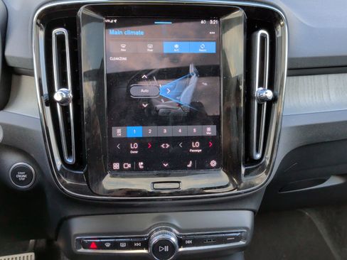 Used 2025 Volvo XC40 B5 Core image 27