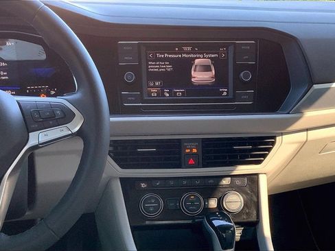 Used 2023 Volkswagen Jetta SE image 9