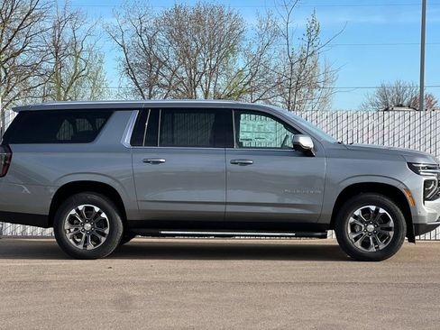 New 2026 Chevrolet Suburban LT w/ Comfort Package AWD/4WD image 3