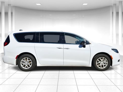 Used 2026 Chrysler Voyager LX image 2