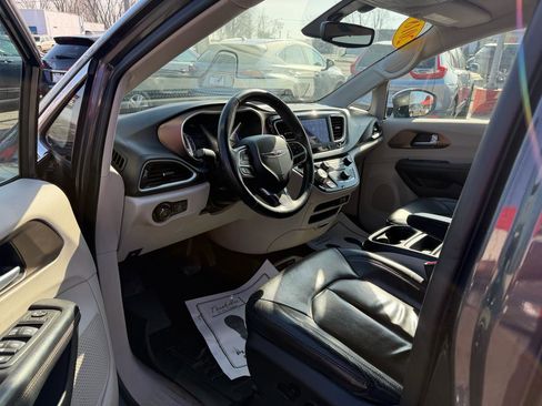 Used 2018 Chrysler Pacifica Touring-L w/ Tire & Wheel Group image 10