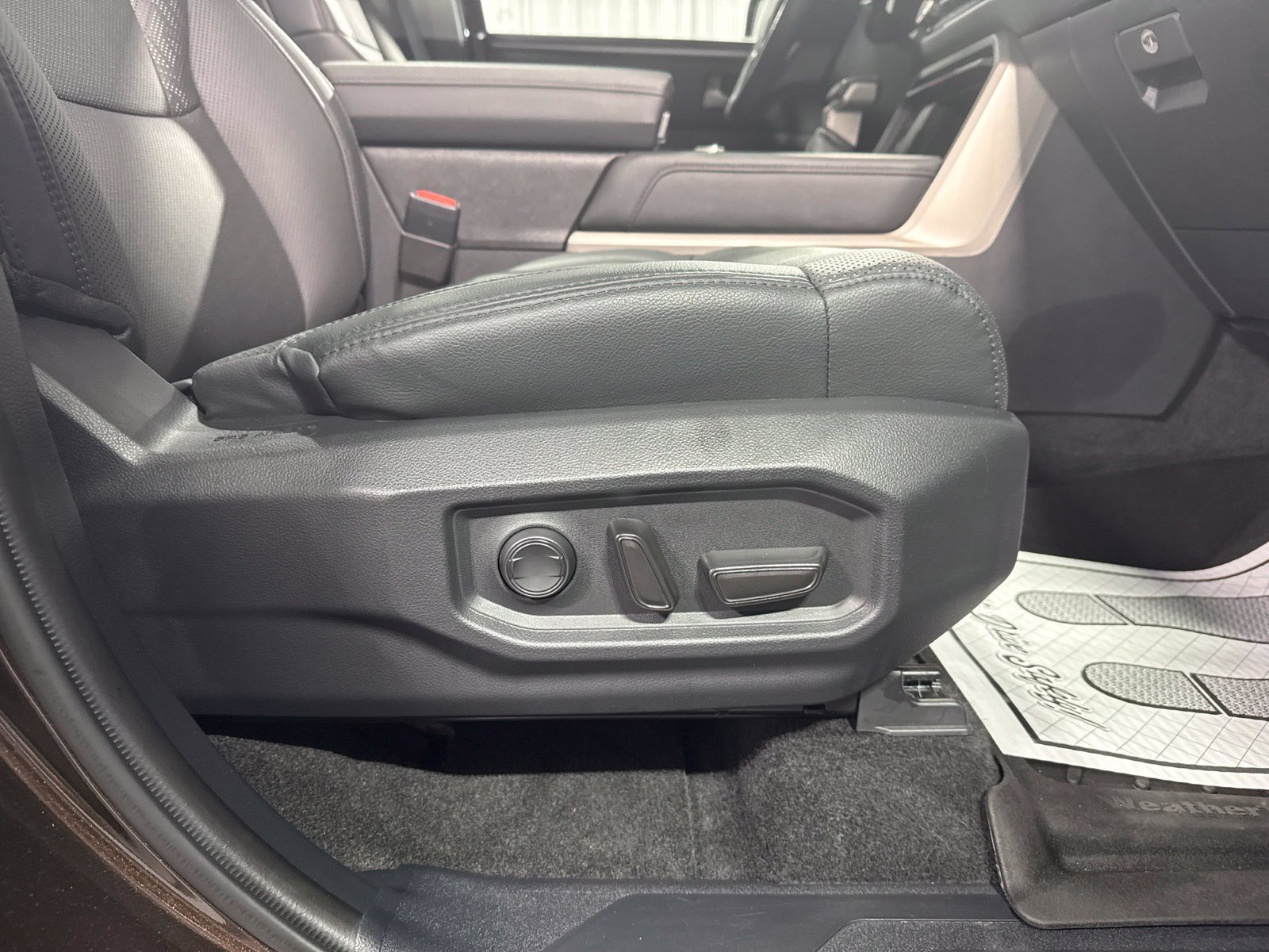 Used 2024 Toyota Tundra Limited w/ Power Package AWD/4WD image 16