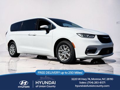 Used 2023 Chrysler Pacifica Touring-L