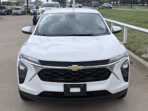 Used 2024 Chevrolet Trax LS w/ LS Convenience Package image 2