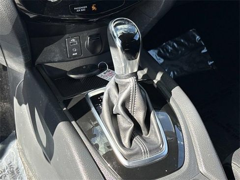 Used 2017 Nissan Rogue SV w/ SV Premium Package image 22