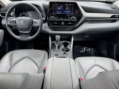 Used 2022 Toyota Highlander XLE AWD/4WD image 12