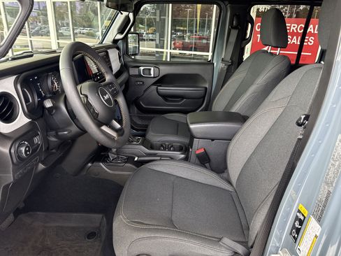 Used 2024 Jeep Gladiator Sport AWD/4WD image 15