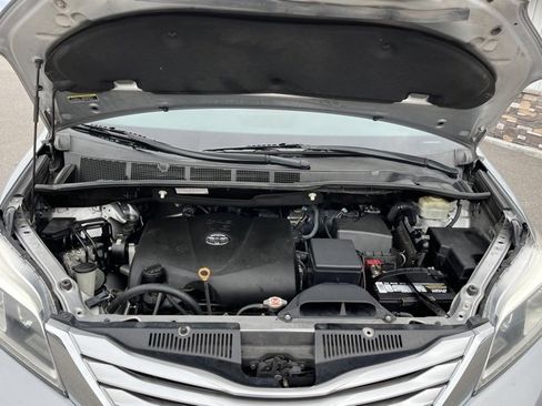 Used 2017 Toyota Sienna Limited image 30