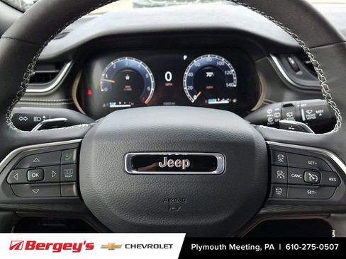 Used 2025 Jeep Grand Cherokee Altitude image 21