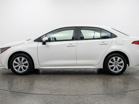 Used 2025 Toyota Corolla LE FWD image 5
