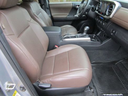 Used 2017 Toyota Tacoma Limited image 27