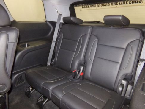 Used 2023 GMC Acadia SLT image 13