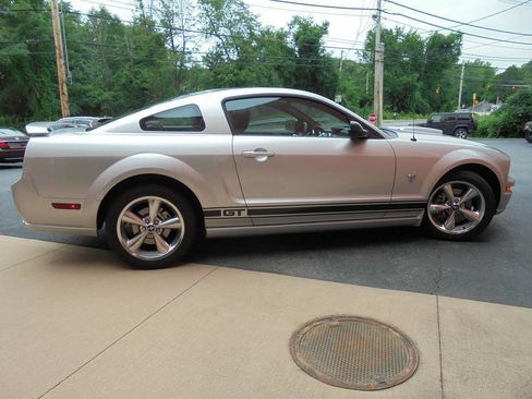 Used 2009 Ford Mustang GT RWD image 4
