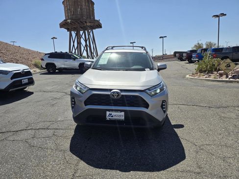 Used 2022 Toyota RAV4 XLE w/ Convenience Package FWD image 2