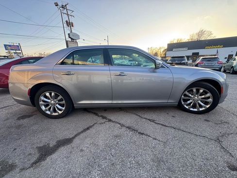 Used 2018 Chrysler 300 Limited image 8