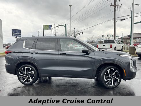 Used 2024 Mitsubishi Outlander SE image 2