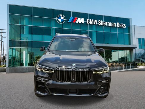 Used 2022 BMW X7 xDrive40i w/ M Sport Package AWD/4WD image 2