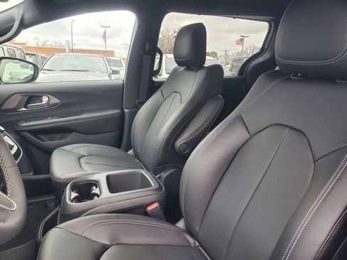 New 2026 Chrysler Pacifica Select image 10