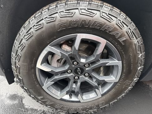 Used 2025 Chevrolet Equinox ACTIV AWD/4WD image 2