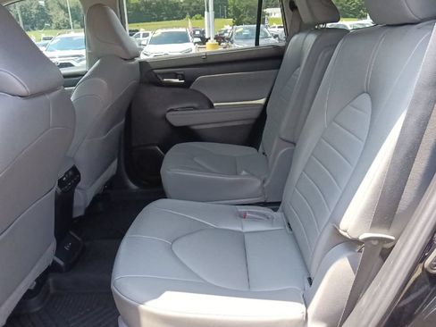 Used 2022 Toyota Highlander XLE AWD/4WD image 27