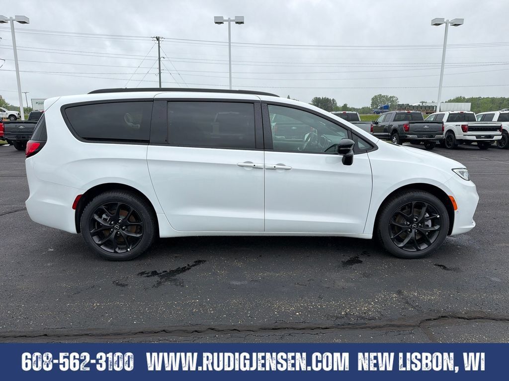 New 2026 Chrysler Pacifica Select w/ S Appearance Package AWD/4WD image 6