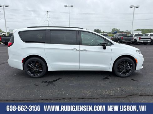New 2026 Chrysler Pacifica Select w/ S Appearance Package AWD/4WD image 6