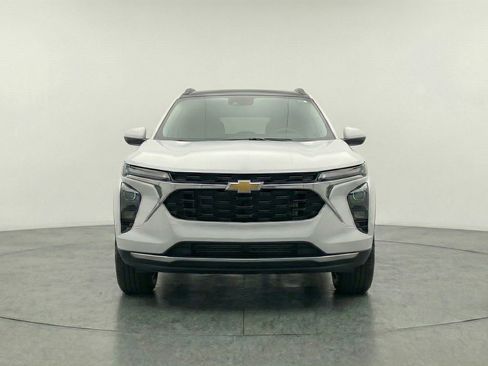 Used 2025 Chevrolet Trax LT FWD image 2