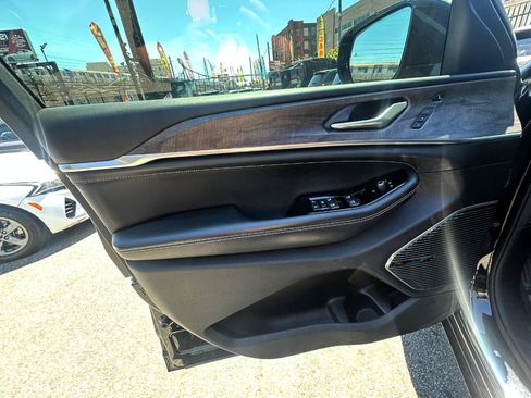 Used 2021 Jeep Grand Cherokee L Overland w/ Luxury Tech Group IV AWD/4WD image 21