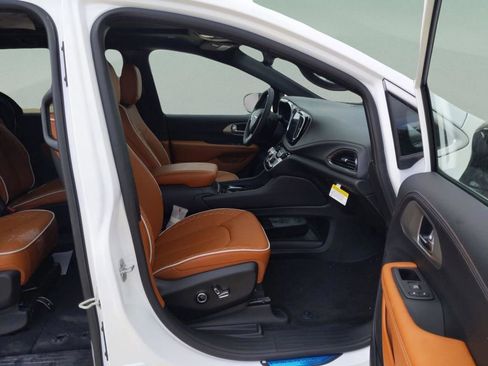 New 2026 Chrysler Pacifica Pinnacle image 29
