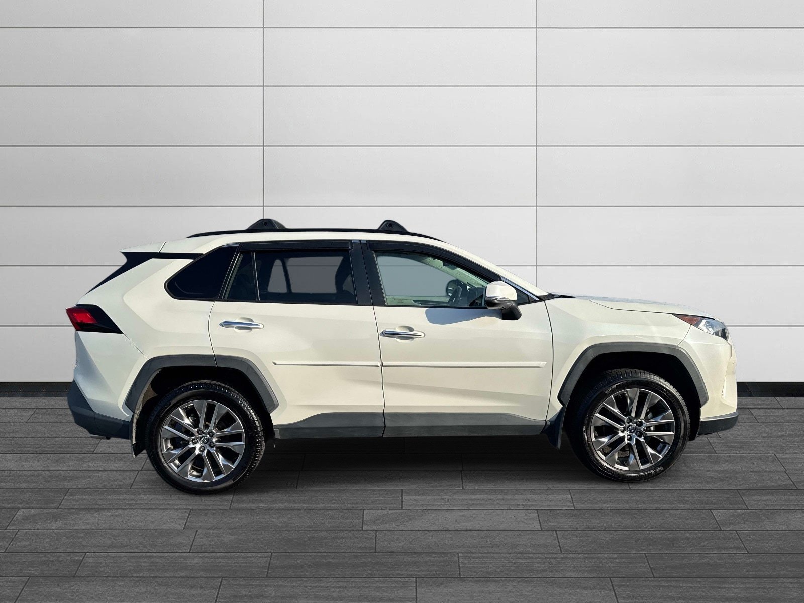 Used 2019 Toyota RAV4 Limited w/ Advanced Technology Package AWD/4WD image 2