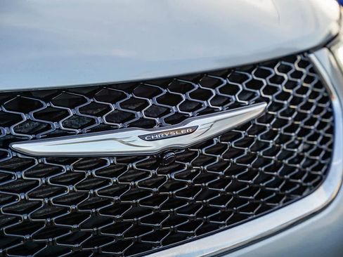 Used 2023 Chrysler Pacifica Limited image 5