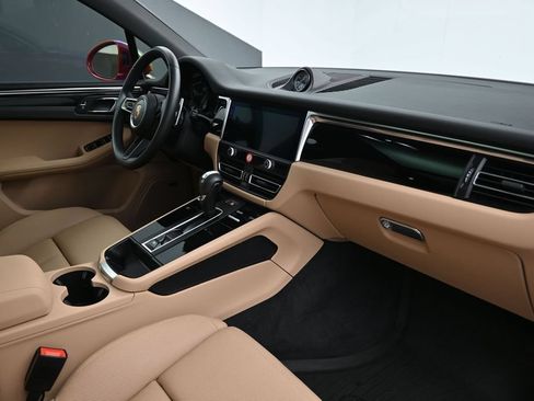 Certified 2025 Porsche Macan AWD/4WD image 14