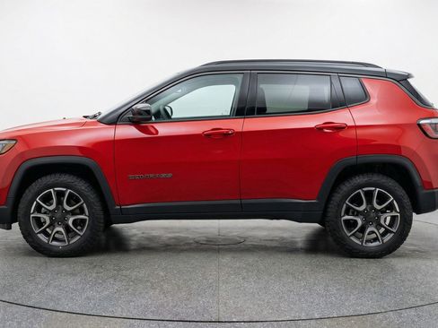 Used 2025 Jeep Compass Trailhawk image 3